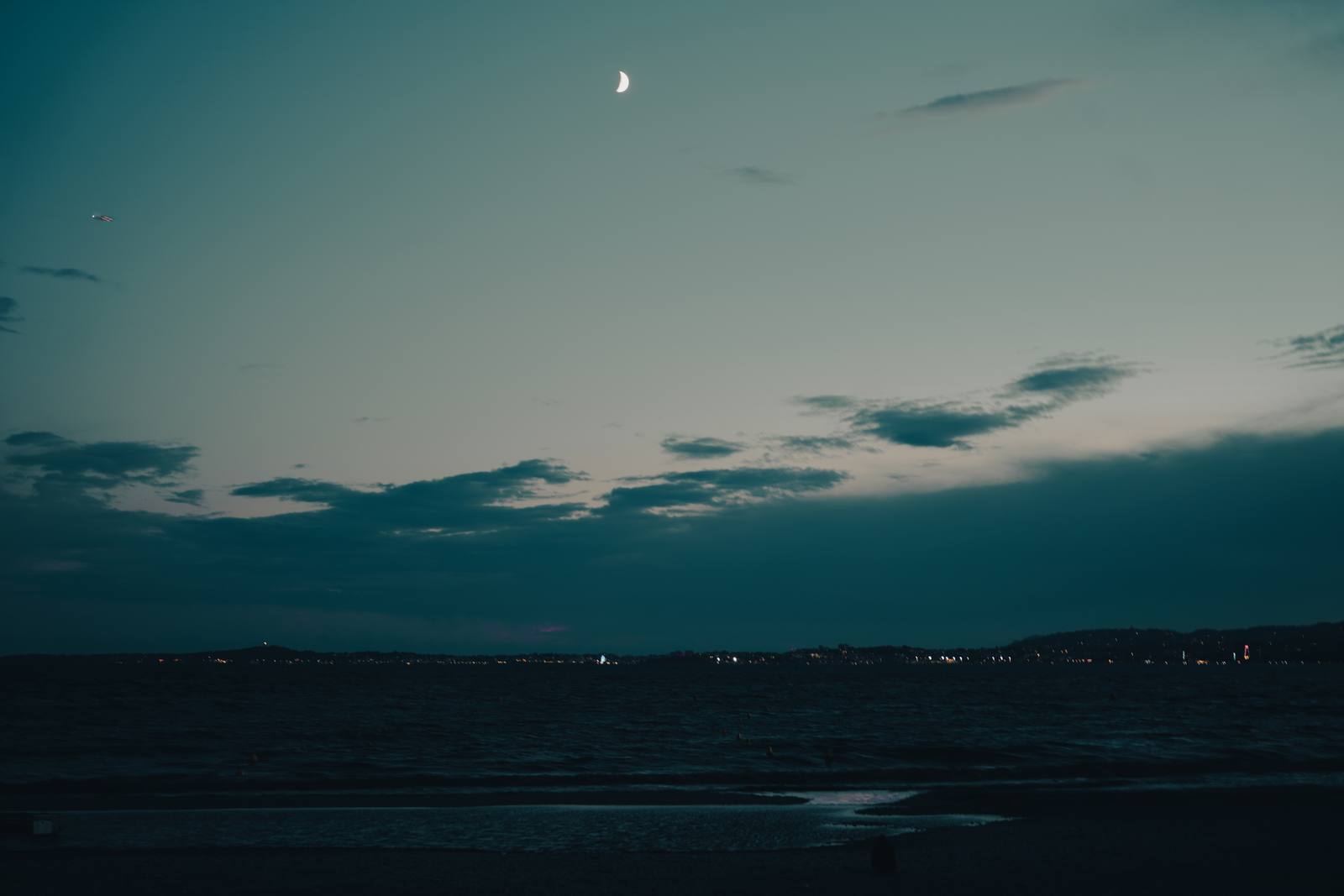 La Méditerranée à l’heure bleue sous un croissant de lune