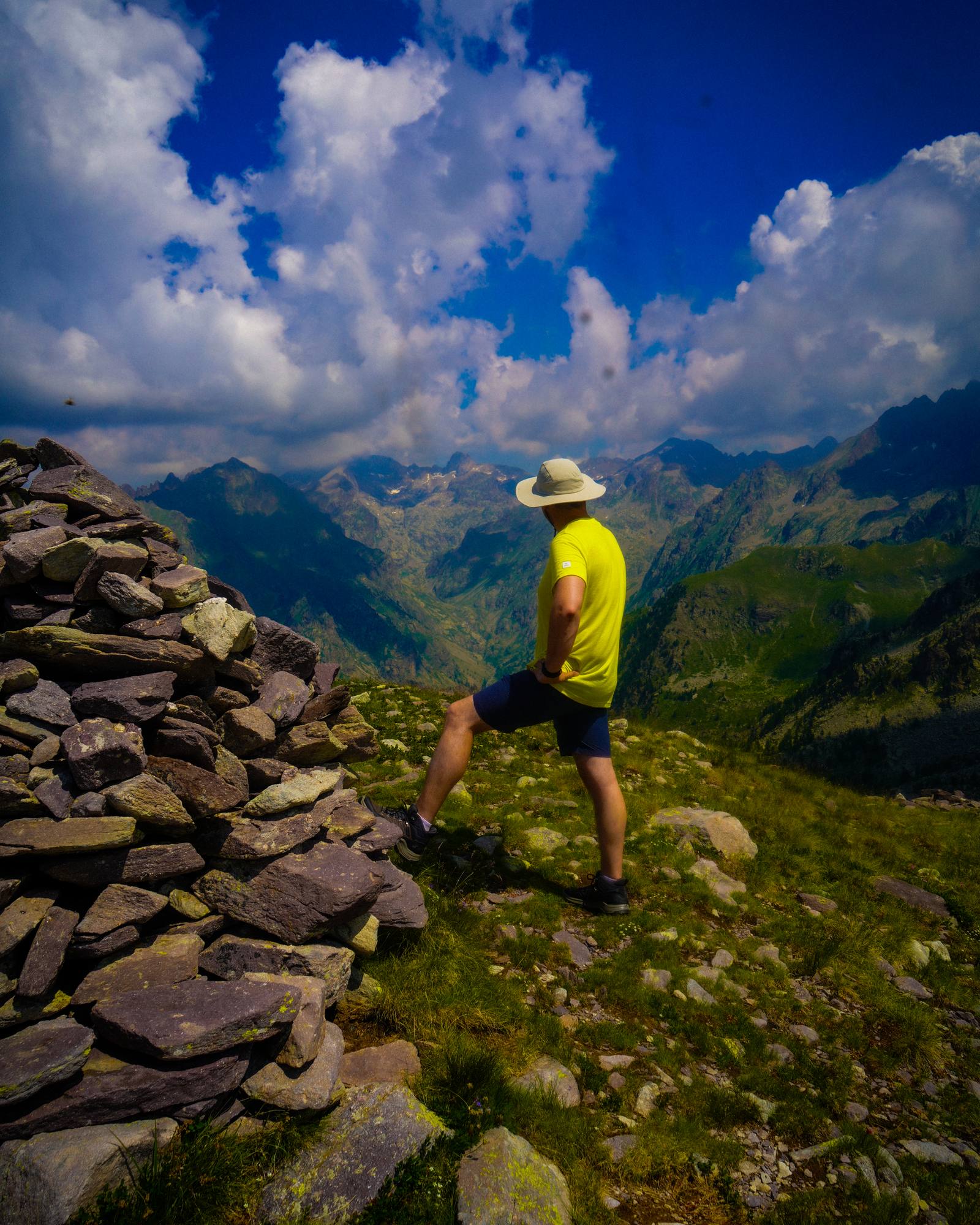 Randonneur face aux sommets des Alpes-Maritimes