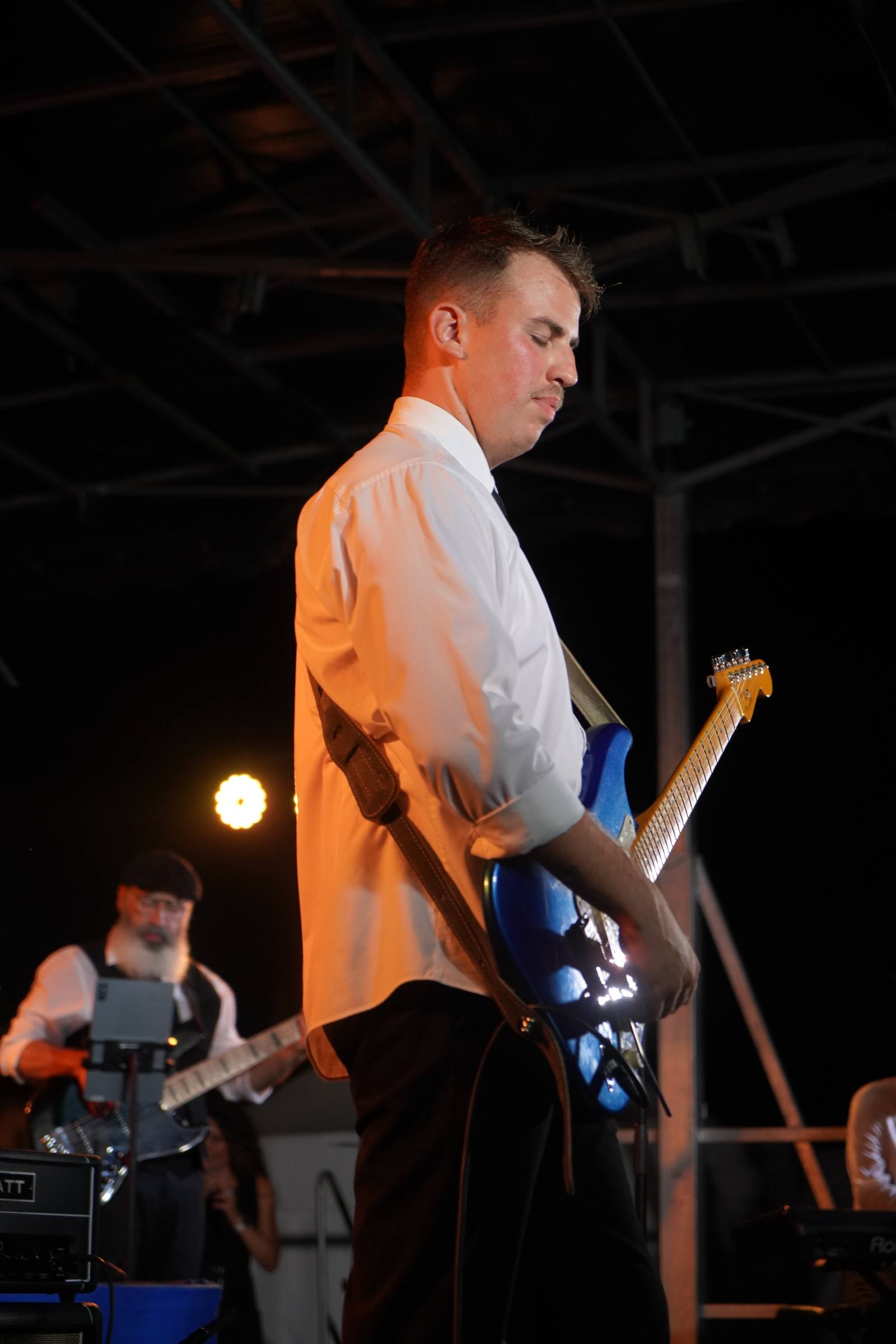Guitariste sur scène lors d’un concert en plein air