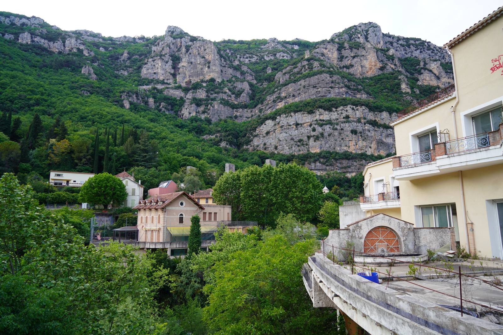 Le Bar-sur-Loup au pied des falaises