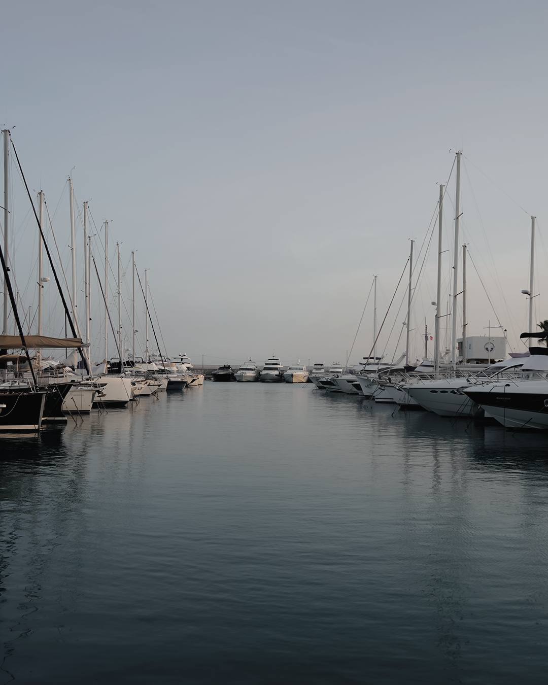 Port de Saint-Laurent-du-Var au crépuscule