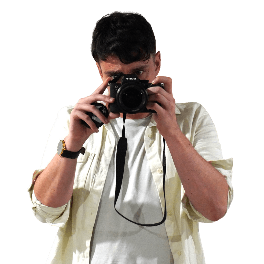 Sylvain, photographe et vidéaste de SP Studio, appareil photo en main