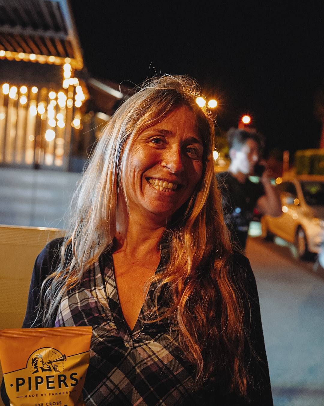 Invitée souriante lors d’une soirée